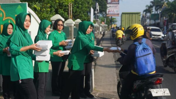 Jumat Berkah Persit Korem 043/Gatam, Bagikan Nasi Kotak dan Tebar Kepedulian untuk Masyarakat
