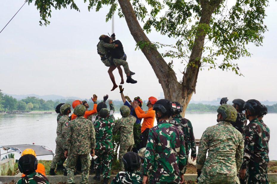 TNI dan Malaysia Perkuat Kesiapsiagaan Bencana, Latgabma Malindo Darsasa 12 AB/2026 Resmi Ditutup di Lampung